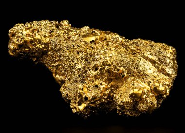 Siyah arka planda madenden saf altın. Finans ve iş konsepti olarak altın cevheri.