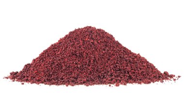 Beyaz arka planda izole edilmiş kurumuş sumac baharatı yığını. Sumac tozu.
