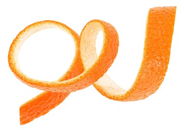 Beyaz arka planda izole edilmiş turuncu meyve kabuğu spiral şeklinde. Taze portakal tadı.