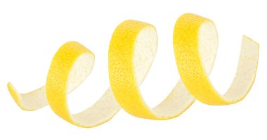 Sarmal limon kabuğu beyaz arka planda izole edilmiş. Taze limon ya da limon teni.