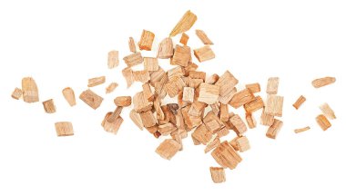 Beyaz arka planda izole edilmiş et ve balık cips, üst manzara. Bir yığın odun.