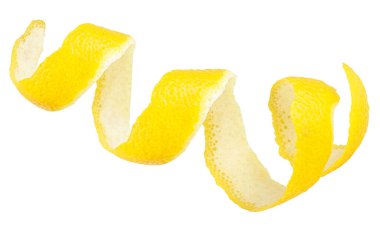 Beyaz arka planda izole edilmiş, sarmal şeklinde taze limon kabuğu. Limon kabuğu ya da limon kabuğu.