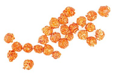 Beyaz arka planda izole edilmiş lezzetli karamelli patlamış mısır. Krem karamel patlamış mısır..