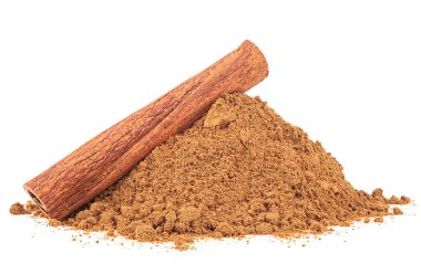 Tarçın çubuğu ve tarçın tozu beyaz arka planda izole edilmiş. Tarçın Baharatı.