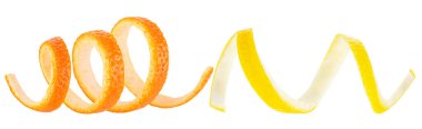 Beyaz arka planda izole edilmiş taze limon ve portakal suyu kabuğu. Citrus lezzet sarmalı.