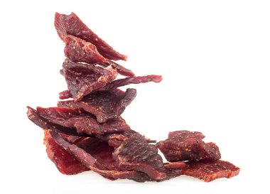 Beyaz arka planda izole edilmiş lezzetli sığır eti parçaları. Kurutulmuş et yığını.