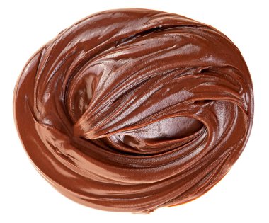Beyaz arka planda izole edilmiş çikolatalı kremalı sütlü kakao. Kremalı çikolata yayılıyor..