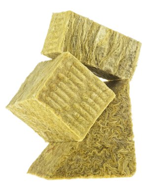 Beyaz arka planda izole edilmiş mineral yün parçaları. Termal yalıtım malzemesi, kaya yünü. Mineral fiber, mineral pamuk, cam yün, MMMF, MMVF.