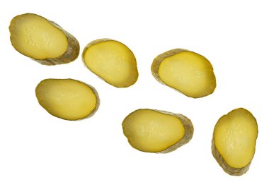 Beyaz arka planda izole edilmiş taze salatalık dilimleri..