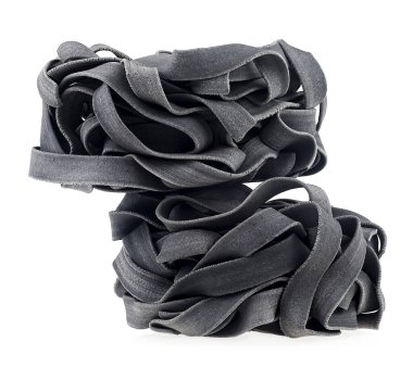 Beyaz zemin üzerinde taze mürekkep balığı mürekkebi olan siyah spagetti makarna yuvaları. Kara makarna.