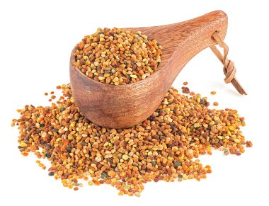 Tahta kaşıktaki bal arısı poleni beyaz arka planda izole edilmiş, sağlıklı besin maddeleri. Ambrosia.