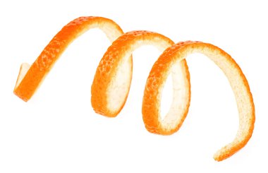 Beyaz arka planda izole edilmiş turuncu bükülme. Portakal kabuğu veya turuncu sitron, yakın plan..