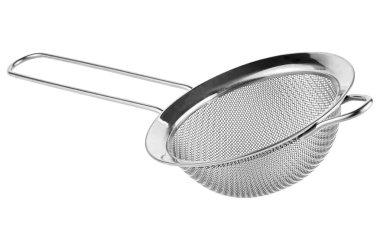 Beyaz arka planda izole edilmiş yemek pişirmek için Colander. Metal ağ. Mutfak eşyaları..