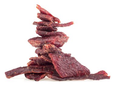 Beyaz arka planda izole edilmiş lezzetli sığır eti parçaları. Kurutulmuş et yığını.