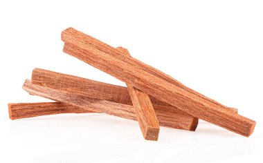 Chandan - beyaz arka planda izole edilmiş sandal ağacı çubukları yığını.