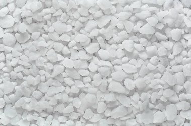 Arka plan olarak beyaz doğal tuz, üst görünüm. Deniz tuzu kristali.