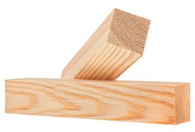 Beyaz arka planda izole edilmiş bir grup tahta kiriş. Çam ağacından parmaklıklar. Tahta kalaslar..