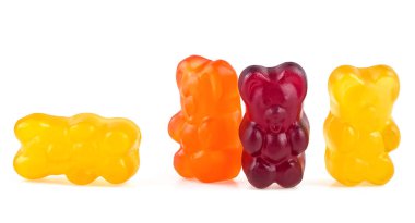 Beyaz arka planda izole edilmiş renkli jelibon ayıcıkları grubu. Meyve şekerleri. Marmelat.