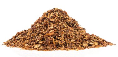 Beyaz arka planda izole edilmiş pipo tütünü yığını. Tütün sevişmesi. Doğranmış tütün..