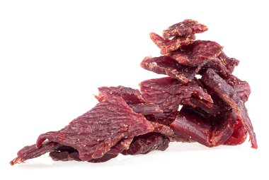 Kurutulmuş sığır eti parçaları - beyaz arka planda izole edilmiş dilimlenmiş ve kurutulmuş et yığını.