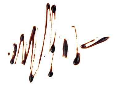 Beyaz arka planda izole edilmiş sıvı çikolata sosu. Erimiş çikolata.