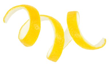 Beyaz arka planda izole edilmiş taze limon meyvesinin kıvırcık teni, sağlıklı yiyecekler. Limon kabuğu veya limon dilimi.
