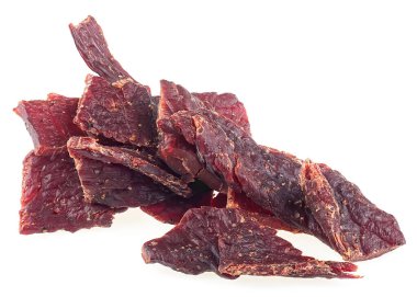 Beyaz arka planda izole edilmiş lezzetli sığır eti parçaları. Kurutulmuş et yığını..