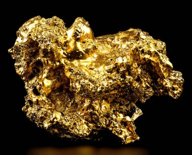 Tek altın külçesi siyah arka planda izole edilmiş. Finans kavramı olarak altın cevheri.