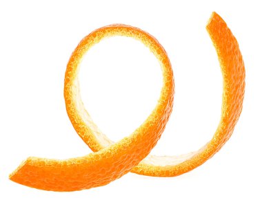 Beyaz arka planda izole edilmiş sarmal şeklinde sulu portakal kabuğu. Taze narenciye derisi.