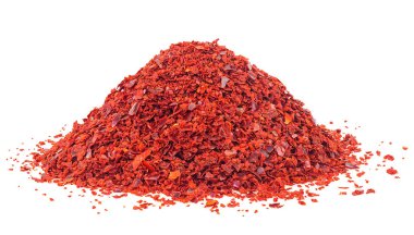Beyaz arka planda izole edilmiş kırmızı biber taneleri yığını. Ezilmiş kırmızı biber..