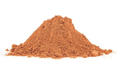 Tarçın tozu yığını beyaz arka planda izole edilmiş. Zemin tarçın.