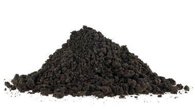Beyaz arka planda izole edilmiş bir yığın toprak humus. Kara toprak. Toprak yığını. Bereketli toprak.