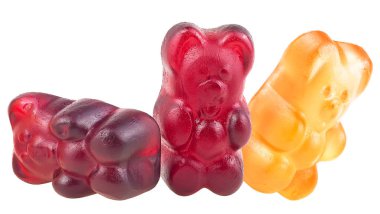 Beyaz arka planda izole edilmiş komik jelibon ayıcıkları. Üç renkli tatlı marmelat ayıcıkları.