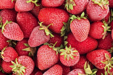 Arka plan olarak donmuş taze çilekler, üst manzara. Çilek aromalı iştah açıcı..