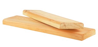 Beyaz arka planda izole edilmiş iki tahta kiriş. Çam ağacından parmaklıklar. Tahta tahtalar..