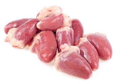 Beyaz arka planda izole edilmiş bir grup taze çiğ tavuk kalbi. Yemek malzemeleri..