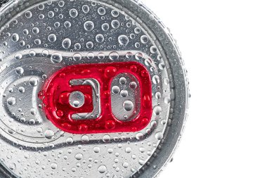 Beyaz arka planda izole edilmiş su damlalarındaki metal bira kutusu.