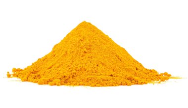 Beyaz arka planda izole edilmiş zerdeçal tozu yığını. Organik zemin yasağı baharatı.