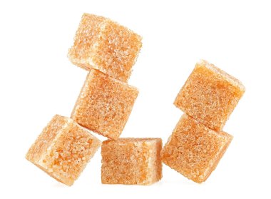 Kahverengi kamış şeker küpleri beyaz arka planda izole edilmiş. Kamış şekeri parçaları.