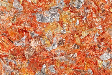 Altından, bakırdan ve gümüş folyodan. Potansiyel ışıltılı bokeh arkaplanı. Potansiyel folyo dokusu. Folyo yaprakları. Folyo sayfaları.