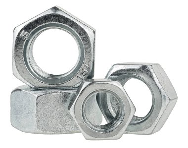 Beyaz arka planda izole edilmiş bir grup metal ceviz. Galvanize uğursuz fındık.