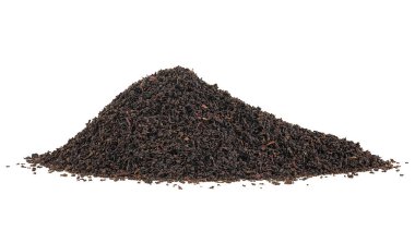 Beyaz arka planda izole edilmiş bir yığın siyah çay yaprağı. Seylan siyah çay pekoe.