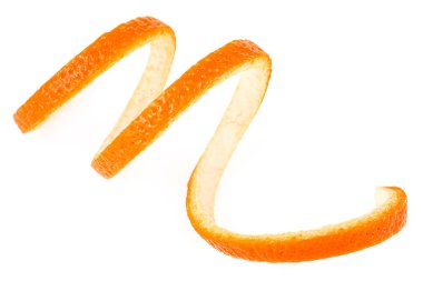 Portakal kabuğunun sarmal formu beyaz bir arkaplanda izole edilmiş. C vitamini. Güzellik derisi konsepti..