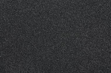 Ezilmiş kuvars - arkaplan olarak siyah kuvars kum, üst görünüm.