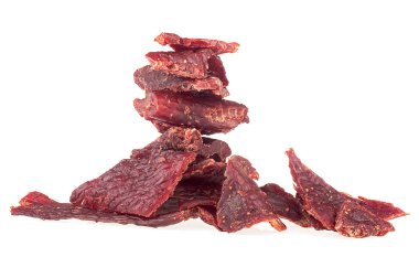 Beyaz arka planda izole edilmiş baharatlı sığır eti. Kurutulmuş et parçaları buluşuyor..