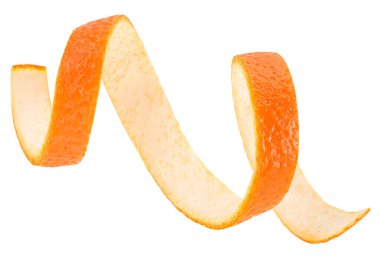 Beyaz arka planda taze portakal kabuğu izole edilmiş. Sarmal biçimde turuncu deri şeridi. Turuncu lezzet.