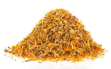Calendula officinalis - beyaz arka planda izole edilmiş kurumuş takvim çiçekleri. Tıbbi bitkiler, bitkisel ilaçlar.