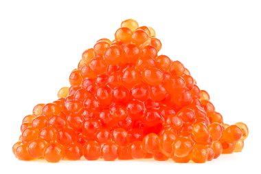 Beyaz arka planda izole edilmiş lezzetli kırmızı somon havyarı yığını.