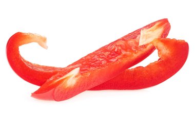 Beyaz arka planda izole edilmiş kırmızı, tatlı dolmalık biber dilimleri. Kırmızı dolma biber şeritleri.