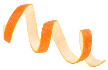 Beyaz arka planda izole edilmiş taze bir portakal kabuğu, ön manzara. Portakal meyvesi lezzeti.